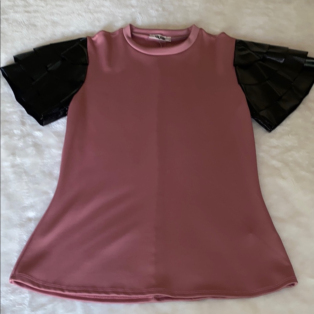 NWT QUUM SHOP Dusty Pink Ruffled T-Shirt with Black Faux Leather Sleeves Sz 1XL